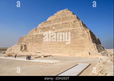 Stufenpyramide des Djoser im Pyramidenkomplex von Saqqara, südlich von Kairo, Ägypten Stockfoto