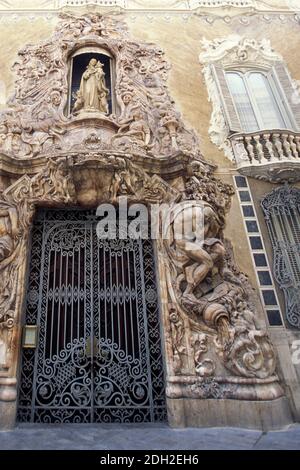 Die Architektur und Details im Palacio del Marques de dos Aquas in der Stadt Valencia in Spanien. Spanien, Valencia, Oktober 2004 Stockfoto