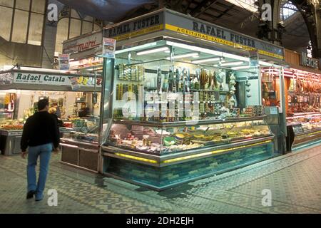 Die Markthalle des Mercat de Colon oder Columbus-Markt in der Stadt Valencia in Spanien. Spanien, Valencia, Oktober 2004 Stockfoto