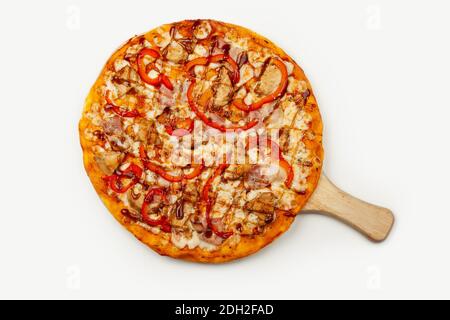 Köstliche Pizza mit Speck und Huhn Teriyaki auf einem Holzteller serviert, Zutaten Signature Sauce, Mozzarella Käse, Teriyaki Huhn, Speck, bulgarischer Pfeffer, Teriyaki Sauce auf weiß Stockfoto