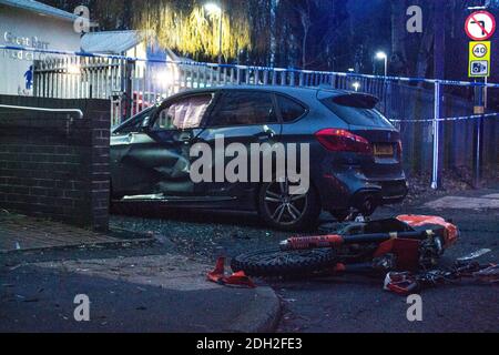 Birmingham, West Midlands, Großbritannien. Dezember 2020. Ein Mann in den Zwanzigern wurde schwer verletzt, nachdem sein Dirt Bike vor einer GP-Operation in Great Barr, Birmingham, ein Auto getroffen hatte. Kredit: Ryan Underwood / Alamy Live Nachrichten Stockfoto