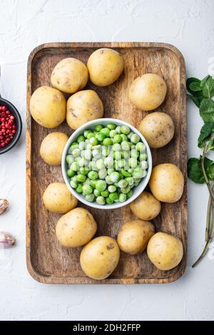 Kartoffelpüree mit Minze, Draufsicht, auf weißem strukturiertem Hintergrund Stockfoto