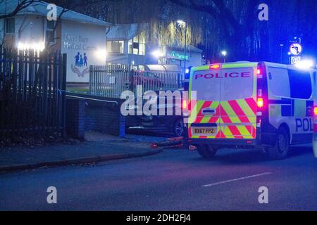 Birmingham, West Midlands, Großbritannien. Dezember 2020. Ein Mann in den Zwanzigern wurde schwer verletzt, nachdem sein Dirt Bike vor einer GP-Operation in Great Barr, Birmingham, ein Auto getroffen hatte. Kredit: Ryan Underwood / Alamy Live Nachrichten Stockfoto