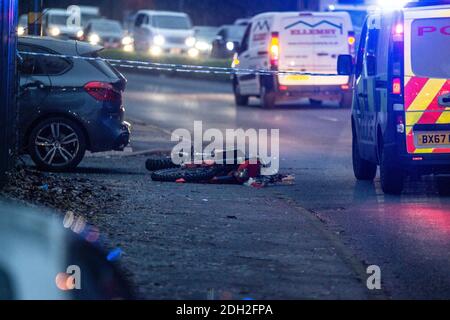 Birmingham, West Midlands, Großbritannien. Dezember 2020. Ein Mann in den Zwanzigern wurde schwer verletzt, nachdem sein Dirt Bike vor einer GP-Operation in Great Barr, Birmingham, ein Auto getroffen hatte. Kredit: Ryan Underwood / Alamy Live Nachrichten Stockfoto