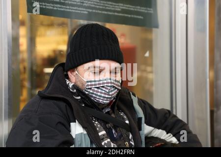 Mannheim, Deutschland, Dezember 2020: Obdachlose in Zeiten von Corona. Die Corona-Virus-Pandemie verschärft die Situation der Obdachlosen im Land ( Stockfoto