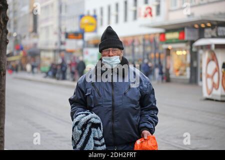 Mannheim, Deutschland, Dezember 2020: Obdachlose in Zeiten von Corona. Die Corona-Virus-Pandemie verschärft die Situation der Obdachlosen im Land ( Stockfoto