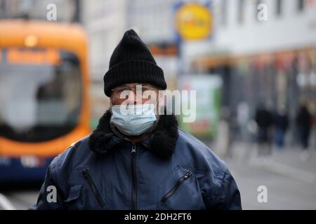 Mannheim, Deutschland, Dezember 2020: Obdachlose in Zeiten von Corona. Die Corona-Virus-Pandemie verschärft die Situation der Obdachlosen im Land ( Stockfoto