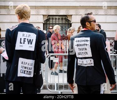 London, Vereinigtes Königreich - 15. September 2019: Extinction Rebellion vor der London Fashion Week, um das Bewusstsein für die Klimaauswirkungen von Mode zu schärfen Stockfoto