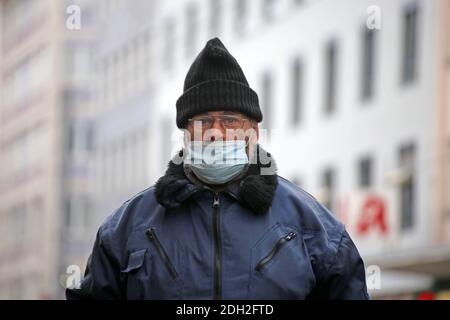 Mannheim, Deutschland, Dezember 2020: Obdachlose in Zeiten von Corona. Die Corona-Virus-Pandemie verschärft die Situation der Obdachlosen im Land ( Stockfoto