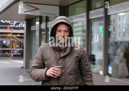 Mannheim, Deutschland, Dezember 2020: Obdachlose in Zeiten von Corona. Die Corona-Virus-Pandemie verschärft die Situation der Obdachlosen im Land ( Stockfoto