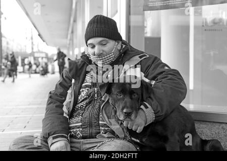 Mannheim, Deutschland, Dezember 2020: Obdachlose in Zeiten von Corona. Die Corona-Virus-Pandemie verschärft die Situation der Obdachlosen im Land ( Stockfoto