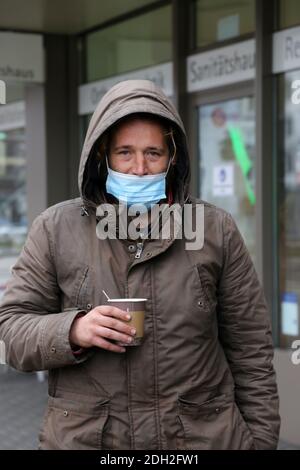 Mannheim, Deutschland, Dezember 2020: Obdachlose in Zeiten von Corona. Die Corona-Virus-Pandemie verschärft die Situation der Obdachlosen im Land ( Stockfoto