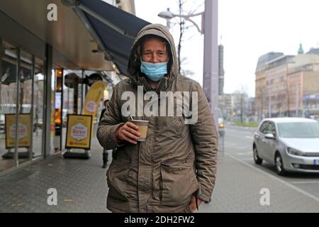 Mannheim, Deutschland, Dezember 2020: Obdachlose in Zeiten von Corona. Die Corona-Virus-Pandemie verschärft die Situation der Obdachlosen im Land ( Stockfoto