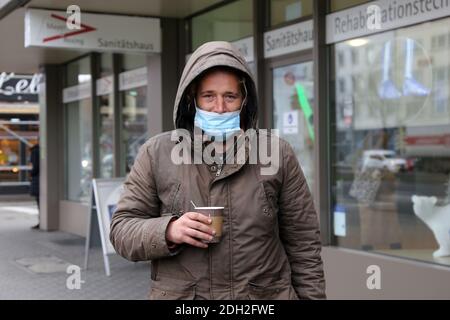 Mannheim, Deutschland, Dezember 2020: Obdachlose in Zeiten von Corona. Die Corona-Virus-Pandemie verschärft die Situation der Obdachlosen im Land ( Stockfoto