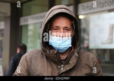 Mannheim, Deutschland, Dezember 2020: Obdachlose in Zeiten von Corona. Die Corona-Virus-Pandemie verschärft die Situation der Obdachlosen im Land ( Stockfoto