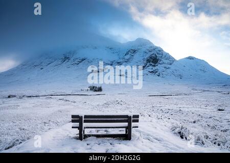 Winterschneeszene am Buachaille Etive Mor Berg in der Nähe von Glen Coe in Schottland, Großbritannien Stockfoto