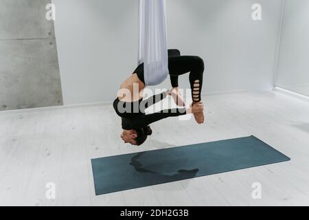 Schöne Mädchen Training in der Turnhalle. Russische klassische Tänzerin macht Stretching und Yoga-Posen Stockfoto