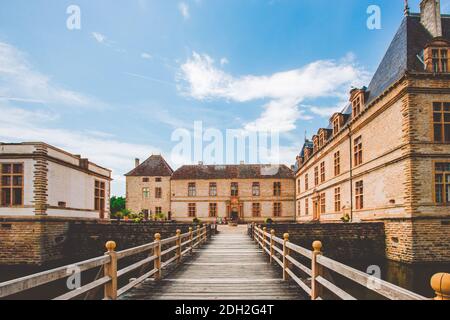 Juli 19, 2017. Dorf Cormatin Frankreich Burgund Region im Sommer. Museum alte Burg, Festung CH teau de Cormatin in sonnigen Wetter Stockfoto