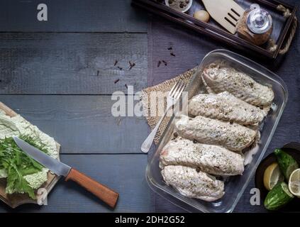 Pute Flügel in einer Marinade mit Gewürzen zum Braten. Stockfoto