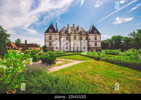 Juli 19, 2017. Dorf Cormatin Frankreich Burgund Region im Sommer. Museum alte Burg, Festung CH teau de Cormatin in sonnigen Wetter Stockfoto