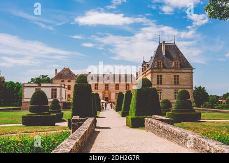 Juli 19, 2017. Dorf Cormatin Frankreich Burgund Region im Sommer. Museum alte Burg, Festung CH teau de Cormatin in sonnigen Wetter Stockfoto