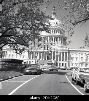 1960er Jahre, historisch, an der Ostfront des Capitol Building, Washington DC, USA. Der Sitz des US-Kongresses, der Legislative der Bundesregierung, das neonklassische Gebäude, das 1800 fertiggestellt wurde, befindet sich auf dem Capitol Hill in der National Mall. Stockfoto