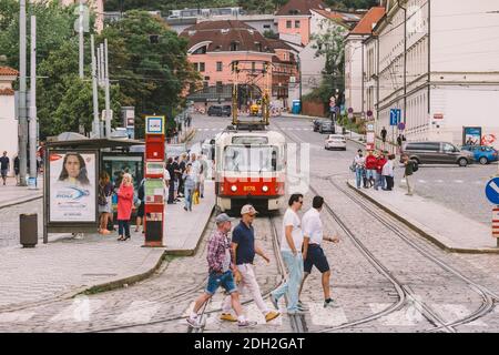 Prag Tschechische Republik - 25. Juli 2017: Rote Straßenbahnen auf den alten Straßen von Prag, der Hauptstadt der Tschechischen Republik. Öffentliche Transpo Stockfoto