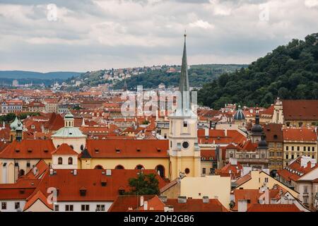 Tschechische Republik, Prag, 25. Juli 2017: Panoramablick auf die Stadt. Die roten Dächer der Häuser und die Strukturen der Altstadt in der Summe Stockfoto