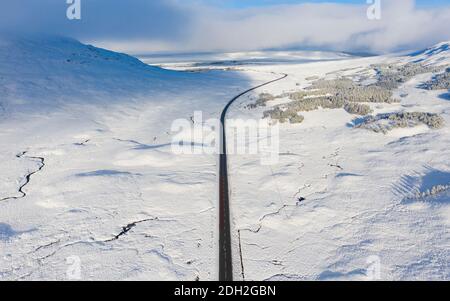 Luftaufnahme der A82 Straße, die Rannoch Moor im Winter mit Schnee bedeckt, Highlands, Schottland, Großbritannien Stockfoto