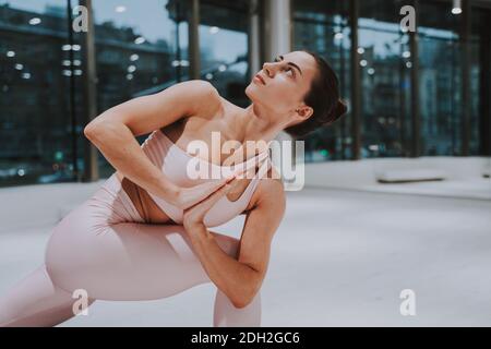 Schöne Mädchen Training in der Turnhalle. Russische klassische Tänzerin macht Stretching und Yoga-Posen Stockfoto