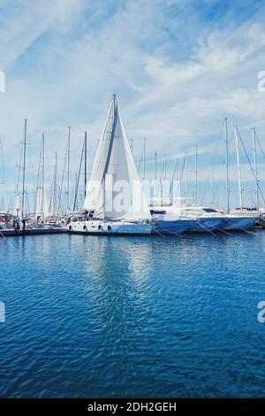 Yachten und Boote im Hafen an der Mittelmeerküste, Reisen und Freizeit Stockfoto