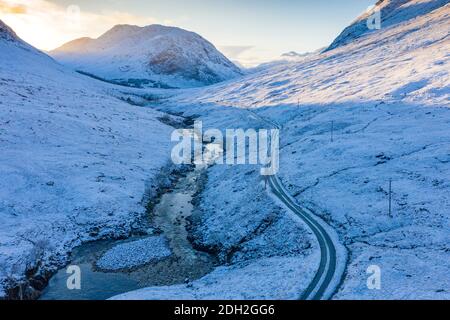 Luftaufnahme des schneebedeckten Glen Etive im Winter, Highland, Schottland, Großbritannien Stockfoto