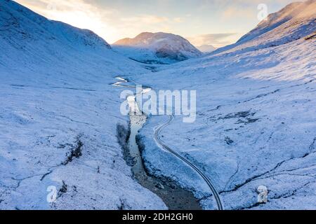 Luftaufnahme des schneebedeckten Glen Etive im Winter, Highland, Schottland, Großbritannien Stockfoto