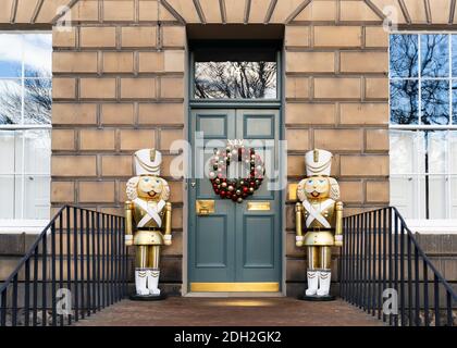 Detail der traditionellen Weihnachtskranz und große dekorative Statuen vor der Haustür in New Town of Edinburgh, Schottland, Großbritannien Stockfoto