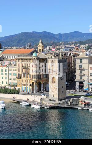 Savona, Italien - 20. September 2015: Leon Pancaldo Turm, gemeinhin als "Torretta" am Hafen von Savona, Italien. Das Denkmal wurde Th Stockfoto