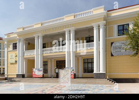 Russland, Krim, Feodosia 18. September 2020-Gelbes Gebäude mit Säulen des Kulturpalastes in der Kurstadt. Schild auf dem Gebäude in Russisch: Stockfoto