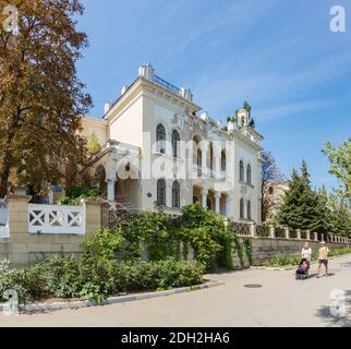Russland, Krim, Feodosia 18. September 2020-baufällige Gebäude der Datscha von A.A.Krim Villa auf Aivasowski Allee, 35. Jetzt gehört das Gebäude Stockfoto
