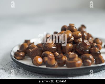 Gebratene Mini-Champignons auf Teller, Platz zum Kopieren Stockfoto