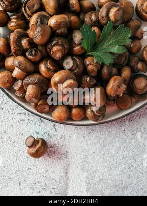 Gebratene Mini-Champignons auf Teller, Platz zum Kopieren Stockfoto