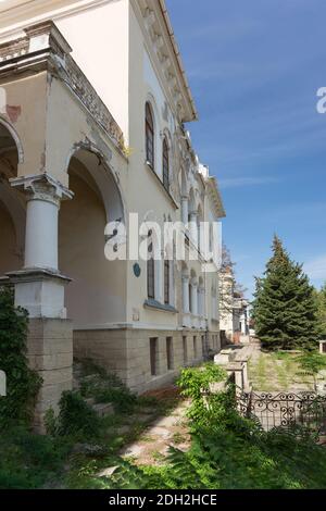 Russland, Krim, Feodosia 18. September 2020-Seite Ansicht des baufälligen Gebäudes der Datscha A. A. Krim Villa auf Aivazovsky Avenue, 35. Zum Spe Stockfoto