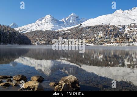 St. Moritzersee Blick auf das Stadtzentrum - ein berühmtes Schweizer Skigebiet in Engadin, Schweiz Stockfoto
