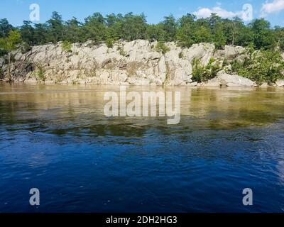 Der Potomac-Fluss, der durch heftige Regenfälle geschwollen ist, entlang der Felsklippen der Great Falls in Virginia, USA Stockfoto