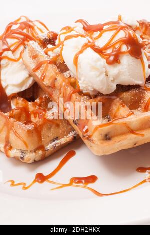 Getoastete Schokoladenwaffeln, Vanilleeis mit Karamell und Puderzucker Stockfoto