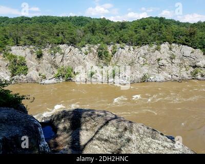 Der Potomac-Fluss, der durch heftige Regenfälle geschwollen ist, entlang der Felsklippen der Great Falls in Virginia, USA Stockfoto