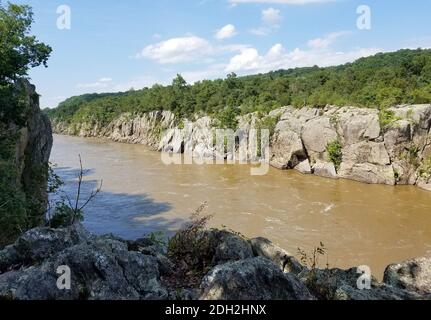 Der Potomac-Fluss, der durch heftige Regenfälle geschwollen ist, entlang der Felsklippen der Great Falls in Virginia, USA Stockfoto