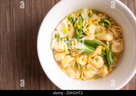 Tortellini-Suppe mit Hühnchen und Käse und Gemüse Stockfoto