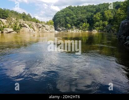 Der Potomac-Fluss, der durch heftige Regenfälle geschwollen ist, entlang der Felsklippen der Great Falls in Virginia, USA Stockfoto
