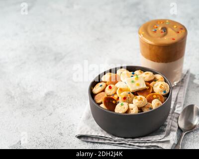 Baby Cerealien Pfannkuchen und Dalgona Kaffee Stockfoto