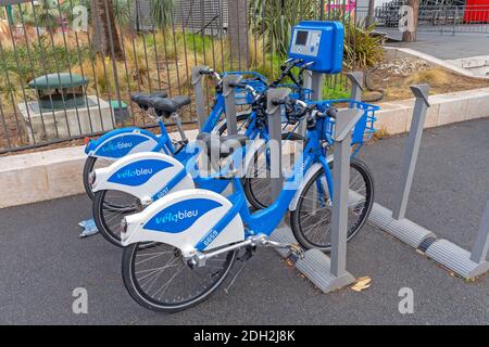 Nizza, Frankreich - 31. Januar 2018: Blue Bicycles Rental Velo Bleu at Street in Nizza, Frankreich. Stockfoto