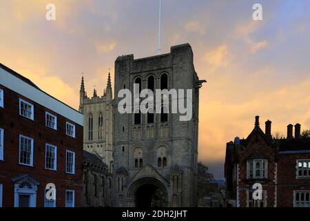 Sonnenuntergangsfarben, der Norman Tower, die St Edmundsbury Cathedral, Bury St Edmunds City, Suffolk County, England Stockfoto